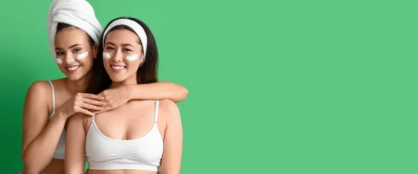 Mooie Jonge Vrouwen Met Gezichtsmaskers Groene Achtergrond Met Ruimte Voor — Stockfoto