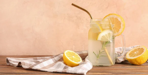 Einmachglas Mit Frischer Limonade Auf Holztisch Vor Beigem Hintergrund — Stockfoto