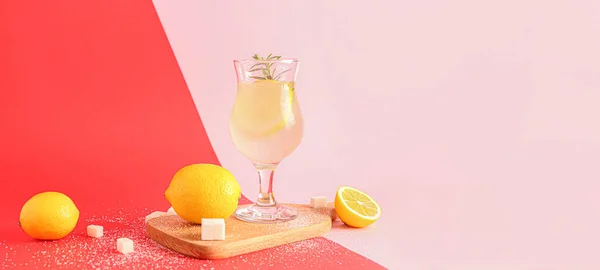 颜色背景上的新鲜柠檬水 糖和柠檬杯 带有文字空间 — 图库照片