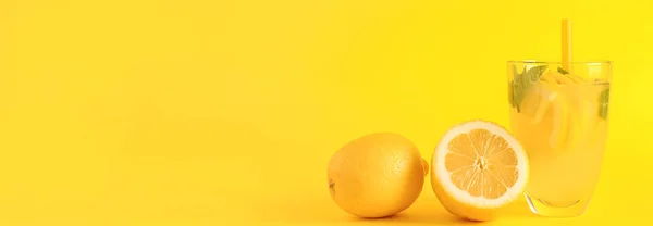 Склянка Свіжого Лимонаду Жовтому Фоні Пробілом Тексту — стокове фото