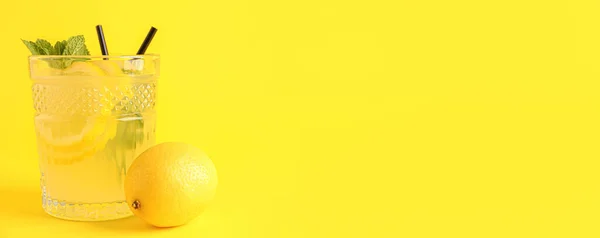 Egy Pohár Friss Limonádé Sárga Háttérrel Szöveges Szöveggel — Stock Fotó