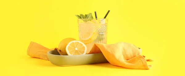 Glass Fresh Lemonade Yellow Background — Stock Photo, Image