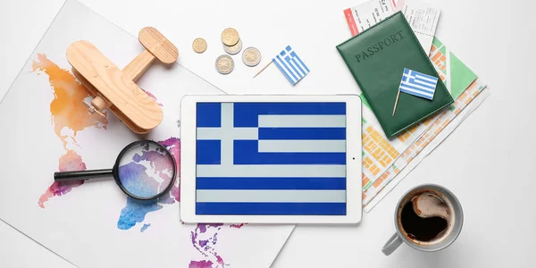 Tablet Számítógép Görög Zászló Képernyőn Térképek Útlevél Jegyek Kávé Nagyító — Stock Fotó