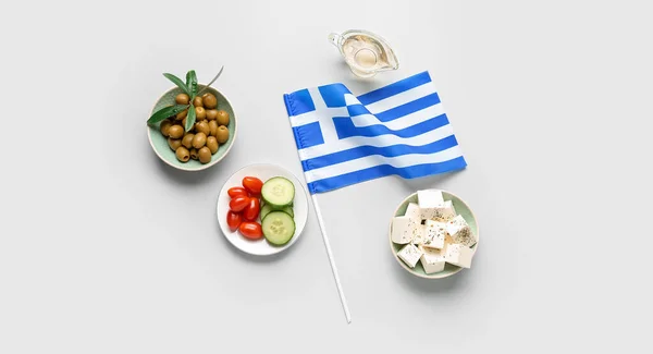 希腊国旗 底色浅色橄榄 菲塔奶酪和蔬菜 — 图库照片