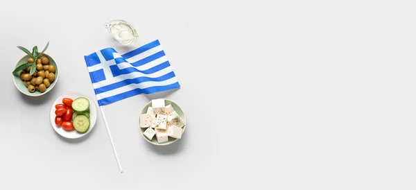 希腊国旗 带有橄榄 菲塔奶酪和蔬菜的浅色背景 有文字空间 — 图库照片