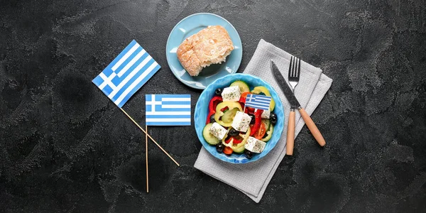 希腊国旗 传统沙拉和深色背景面包 — 图库照片