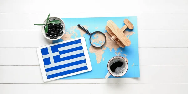 Tablet Számítógép Görög Zászló Képernyőn Világtérkép Kávé Nagyító Olajbogyó Repülőgép — Stock Fotó