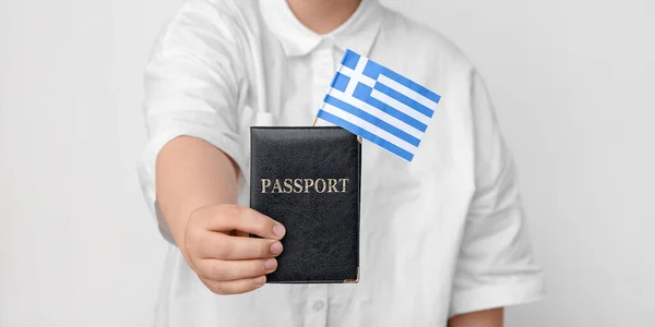 持护照和希腊国旗的人 背景浅 — 图库照片