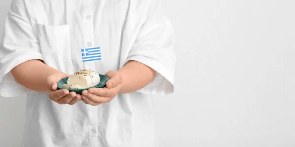 Görög Sajtot Könnyű Háttérrel Tartó Személy — Stock Fotó