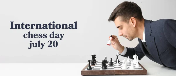 Ung Affärsman Som Spelar Schack Vid Bordet Internationella Schackdagen — Stockfoto