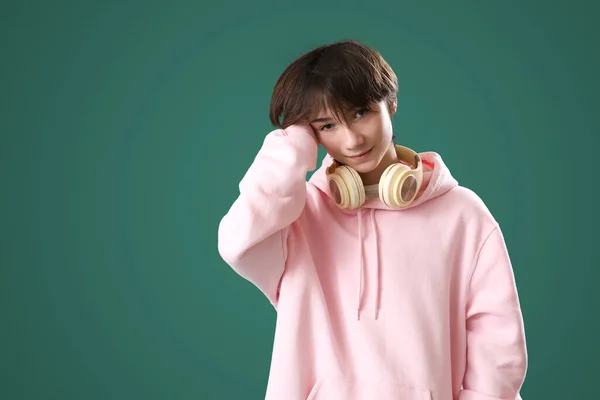 Teenage Boy Headphones Green Background — Φωτογραφία Αρχείου