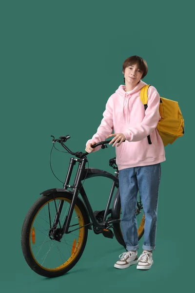 Чоловік Студент Рюкзаком Велосипедом Зеленому Фоні — стокове фото