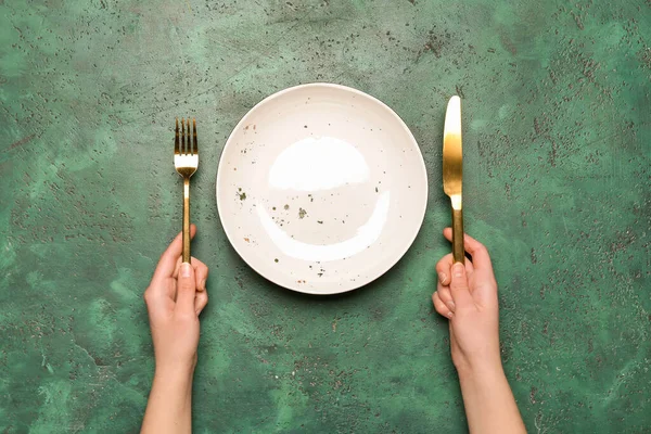 Female Hands Empty Plate Cutlery Green Grunge Background — Stock Photo, Image