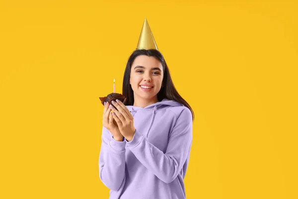 Gelukkig Jong Vrouw Met Verjaardag Taart Gele Achtergrond — Stockfoto