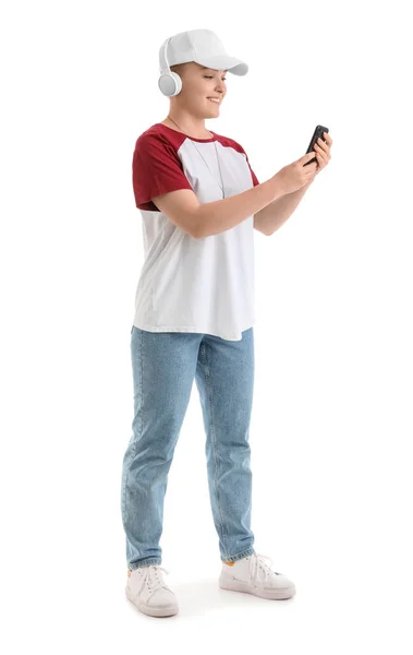 Молода Жінка Навушниками Використовуючи Мобільний Телефон Білому Тлі — стокове фото