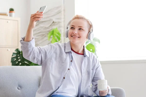 Junge Frau Mit Kopfhörer Und Handy Macht Selfie Hause — Stockfoto