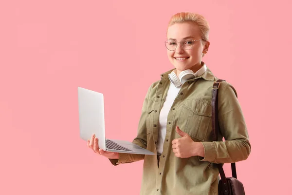 Jovem Com Laptop Mostrando Polegar Para Cima Fundo Rosa — Fotografia de Stock