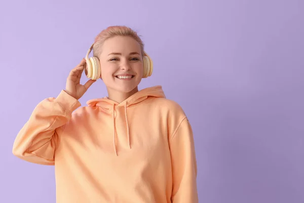 Νεαρή Γυναίκα Ακουστικά Που Ακούει Μουσική Λιλά Φόντο — Φωτογραφία Αρχείου