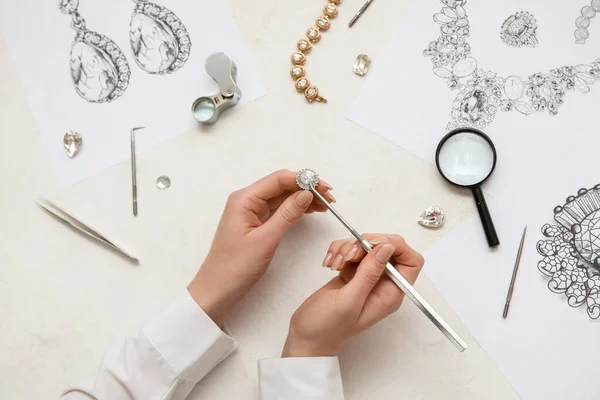 Vrouwelijke Juwelier Maken Ring Witte Tafel Close — Stockfoto
