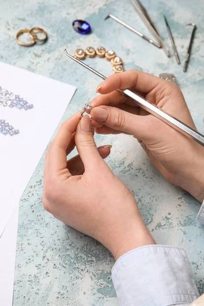 Vrouwelijke Juwelier Maken Versiering Grunge Tafel Closeup — Stockfoto