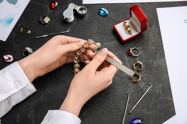 Vrouwelijke Juwelier Maken Versiering Donkere Tafel Closeup — Stockfoto
