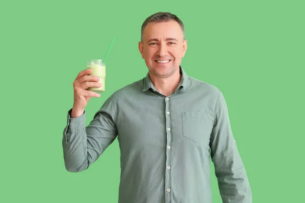 Gammal Man Med Glas Vegetabilisk Smoothie Grön Bakgrund — Stockfoto