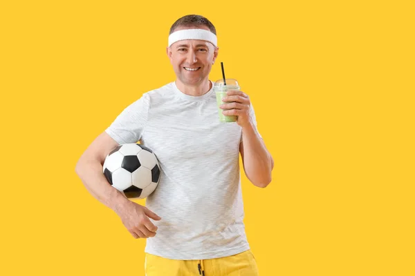 Sportieve Volwassen Man Met Glas Plantaardige Smoothie Voetbal Gele Achtergrond — Stockfoto