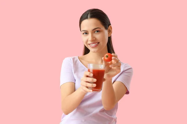 Młoda Kobieta Szklanką Soku Warzywnego Pomidorem Różowym Tle — Zdjęcie stockowe