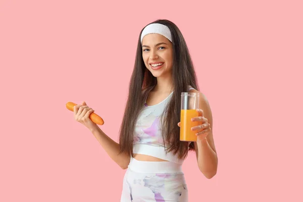 Sportliche Junge Frau Mit Einem Glas Gemüsesaft Und Karotte Auf — Stockfoto
