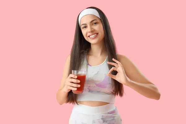 Sportliche Junge Frau Mit Einem Glas Gemüsesaft Auf Rosa Hintergrund — Stockfoto
