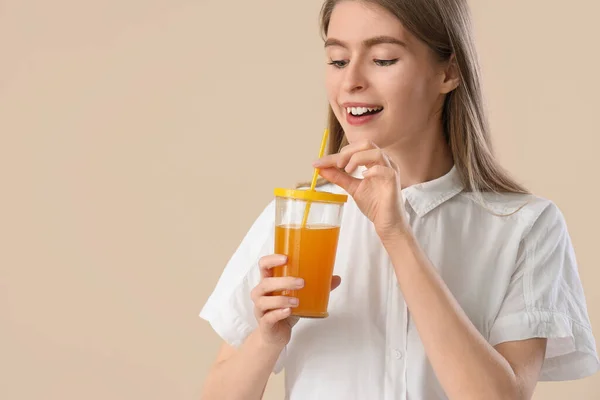 Junge Frau Mit Einem Glas Karottensaft Auf Beigem Hintergrund Nahaufnahme — Stockfoto