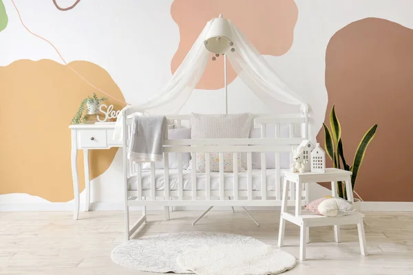 Interieur Des Stilvollen Schlafzimmers Mit Babybett Lampe Und Tisch — Stockfoto