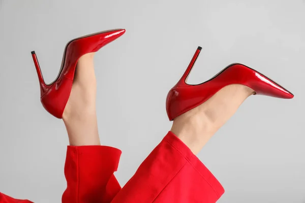 Женские Ноги Красных Каблуках Сером Фоне — стоковое фото