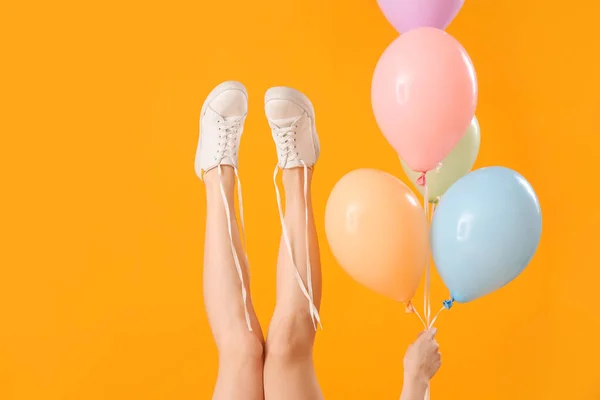 Vrouwelijke Benen Met Onafgemaakte Schoenen Veters Ballonnen Gele Achtergrond — Stockfoto