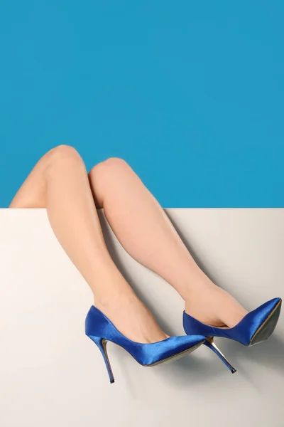 Nogi Młodej Kobiety Eleganckich Szpilkach Niebieskim Tle — Zdjęcie stockowe