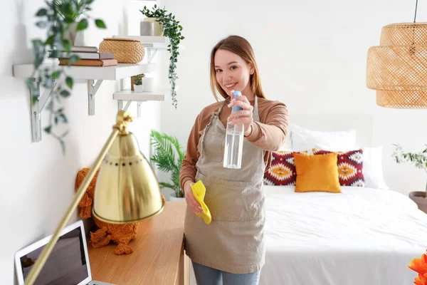 Młoda Kobieta Szmatą Butelką Detergentu Sypialni — Zdjęcie stockowe