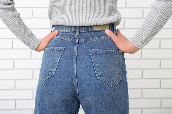 Jovem Mulher Jeans Elegantes Perto Parede Tijolo Leve Vista Traseira — Fotografia de Stock