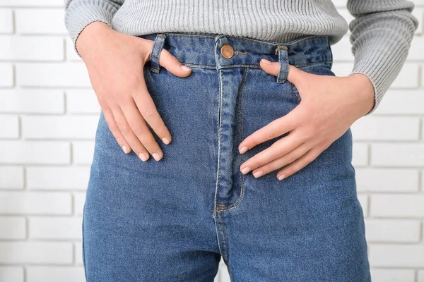 Jovem Mulher Jeans Elegantes Perto Parede Tijolo Leve Close — Fotografia de Stock
