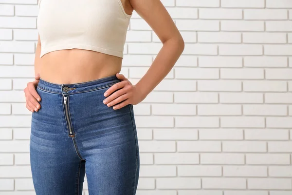 Jovem Mulher Magra Jeans Elegantes Fundo Claro Conceito Dieta — Fotografia de Stock