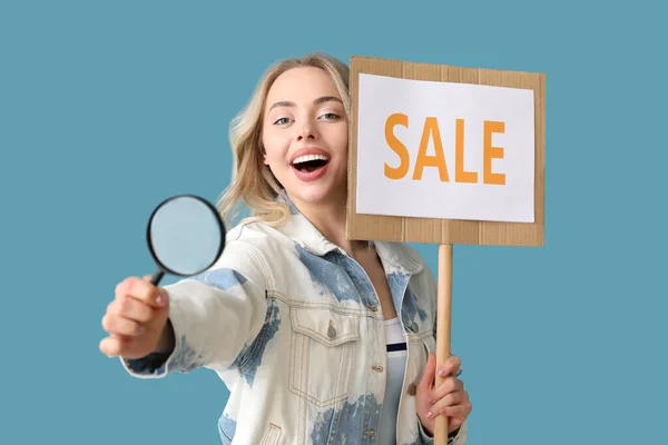 Jonge Vrouw Met Vergrootglas Sale Teken Blauwe Achtergrond — Stockfoto