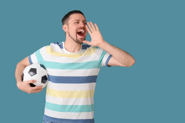 Homme Hurlant Avec Ballon Football Sur Fond Bleu — Photo