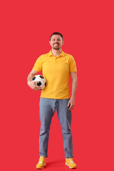 Hombre Feliz Con Pelota Fútbol Sobre Fondo Rojo —  Fotos de Stock
