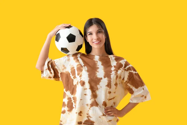 Jonge Vrouw Met Voetbal Gele Achtergrond — Stockfoto