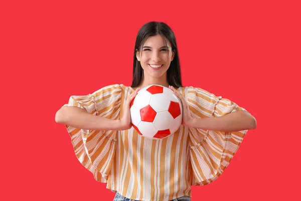 Joyeux Jeune Femme Avec Ballon Football Sur Fond Rouge — Photo