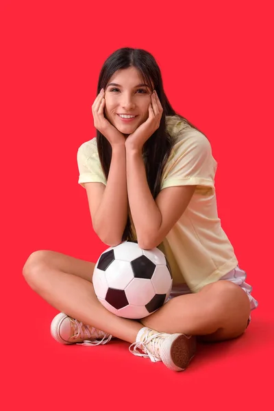 Jovem Com Bola Futebol Fundo Vermelho — Fotografia de Stock
