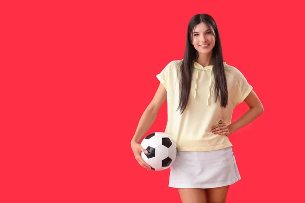 Giovane Donna Con Pallone Calcio Sfondo Rosso — Foto Stock