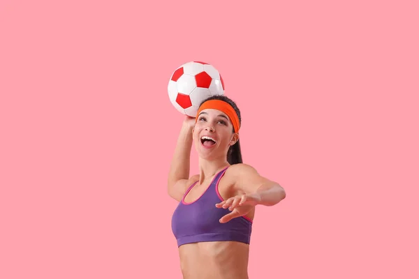 Sportig Ung Kvinna Med Fotboll Rosa Bakgrund — Stockfoto