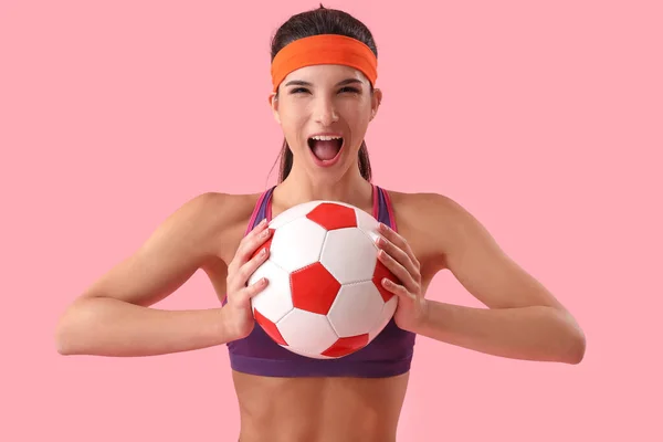 Sportowa Emocjonalna Kobieta Piłką Nożną Różowym Tle — Zdjęcie stockowe