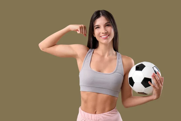 Wanita Muda Sporty Dengan Bola Sepak Pada Latar Belakang Warna — Stok Foto