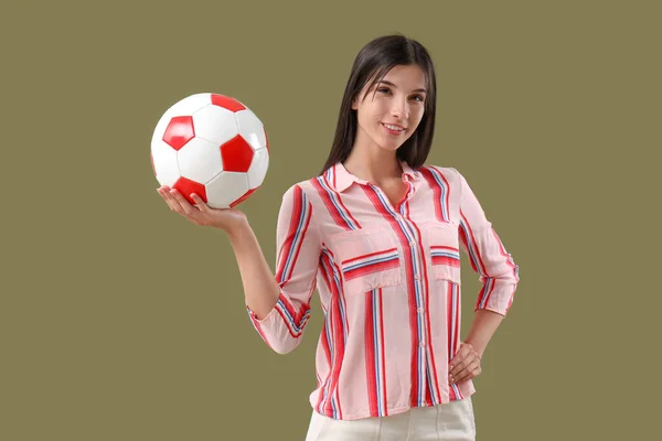 Mujer Joven Con Pelota Fútbol Sobre Fondo Color — Foto de Stock